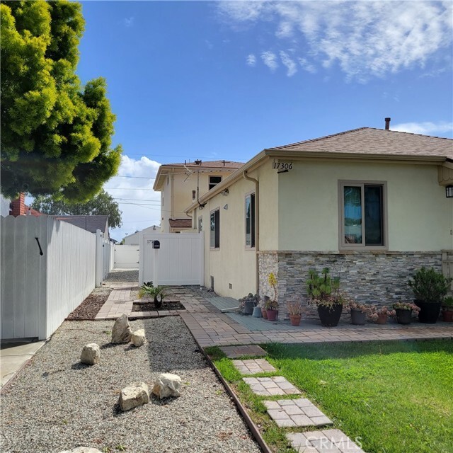 Foto principal - 17306 Wilkie Ave