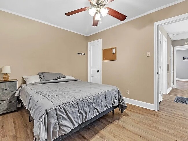 Foto del edificio - 3704 Friar Tuck Rd