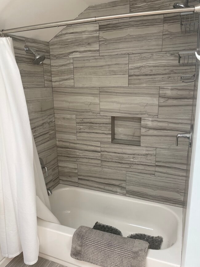 Shower and bath tub - 1715 Lincoln Ave