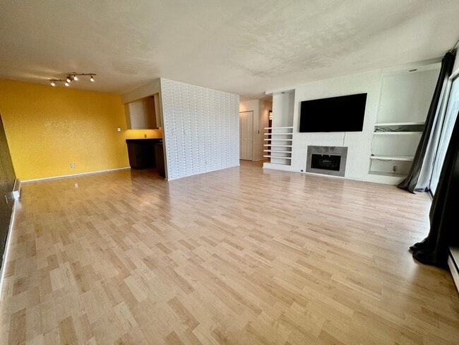 Building Photo - Lovely Fremont 2 Bedroom - Stellar Location! AVAILABLE 8/10/2026!