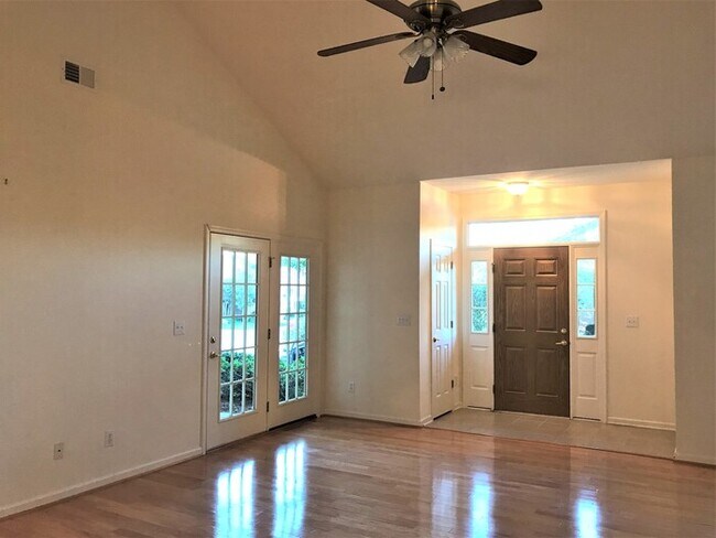 Building Photo - NW Brick Townhome, Granite Counter-Tops, W...
