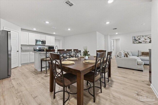 Foto del edificio - 6320 Burrow Ln