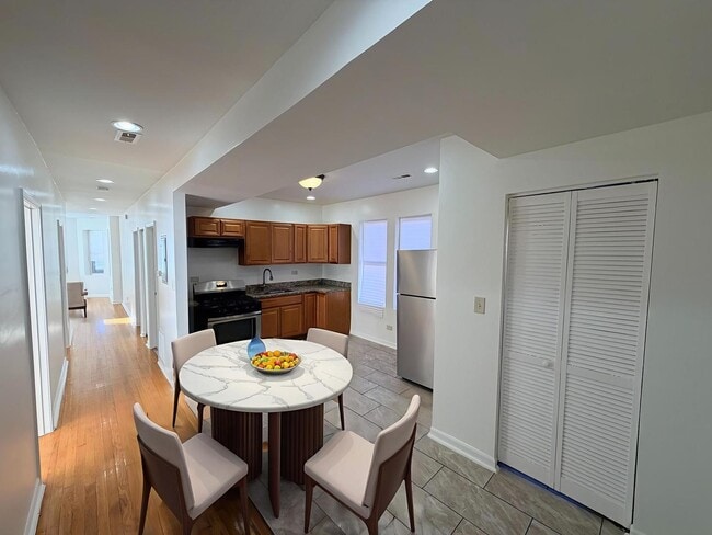 Foto del edificio - 1322 W 57th St