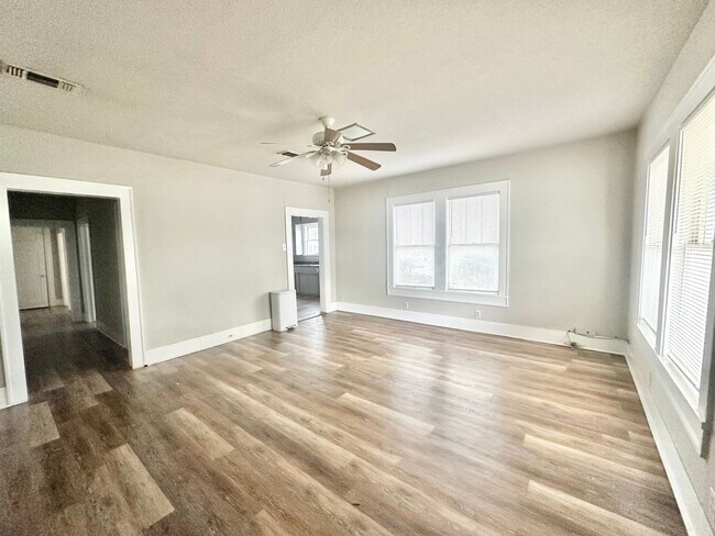 Photo - 2613 N Elm St Apartment