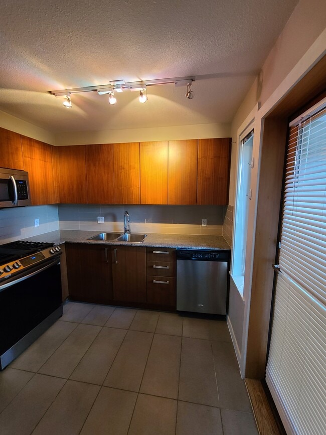 Building Photo - 5885 Irmin St