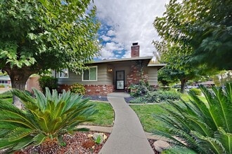 Building Photo - 1029-1029 Woodshire Way