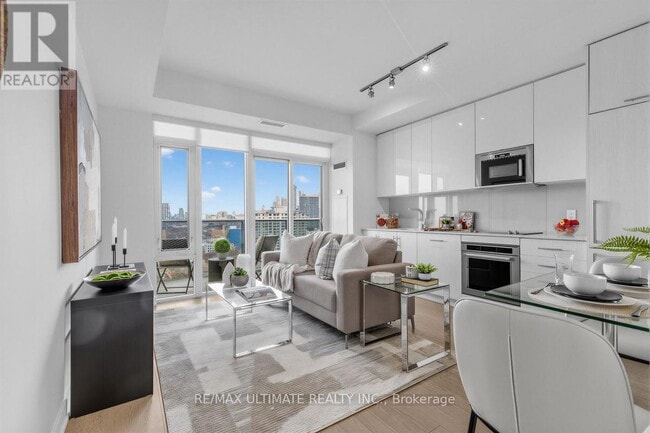 Building Photo - 330 Richmond St W