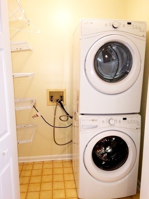 Building Photo - Outstanding 2BR End Unit Brown Quarters to...