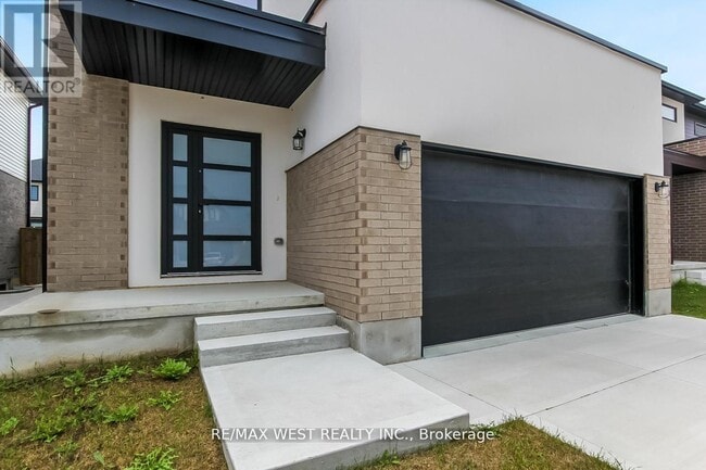 Building Photo - 92 Poole Cres