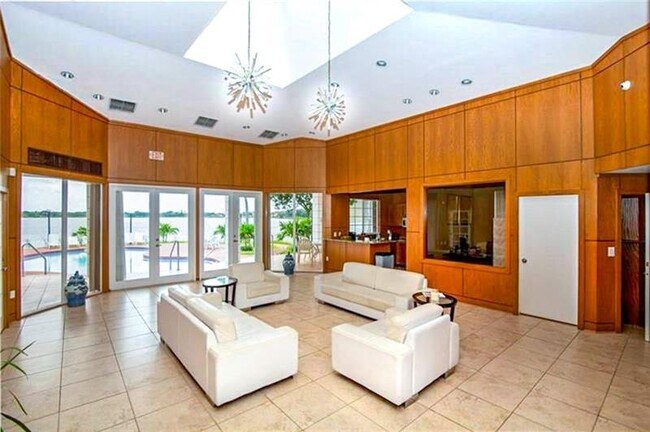 Building Photo - 2811 N Oakland Forest Dr