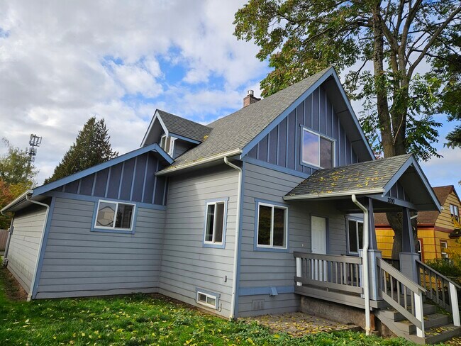 Building Photo - 2000 Simpson Ave