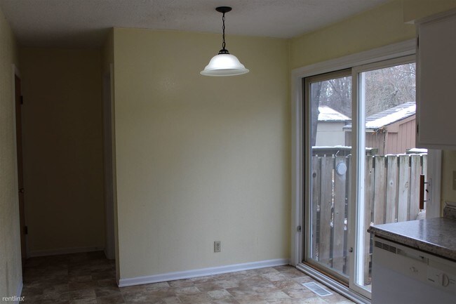 Building Photo - 2 br, 1.5 bath  - 6380 S 6th St