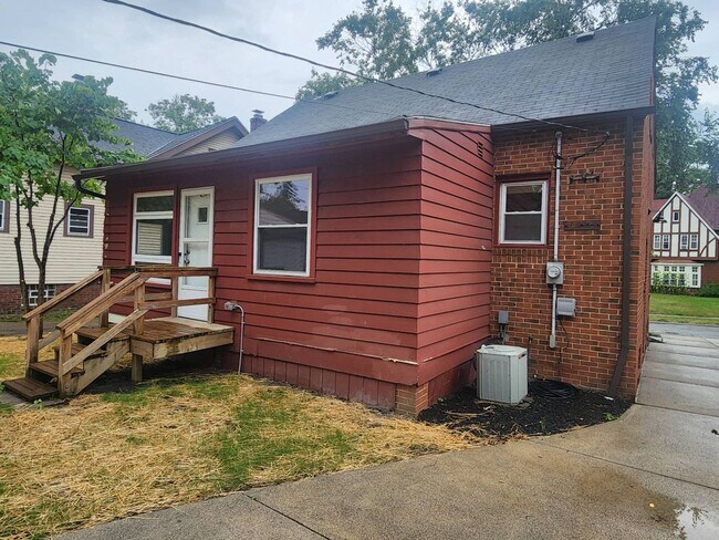 Building Photo - Your Dream 3-Bed, 2-Bath Home Awaits – Mov...