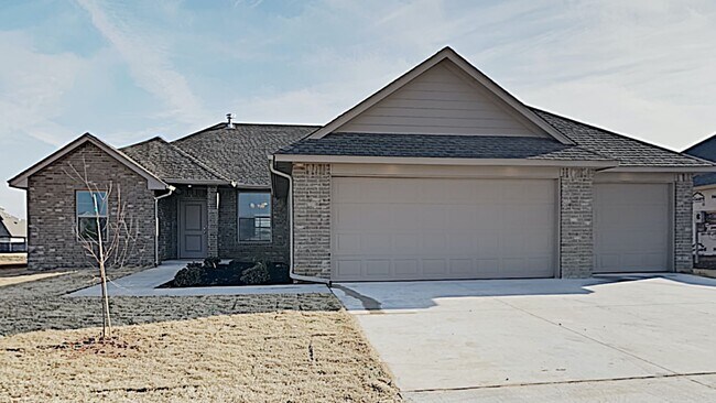 Building Photo - A Beautiful 4 Bedroom 2 Bath Home with 3 C...