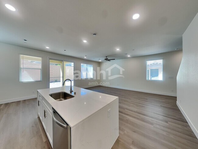 Foto del edificio - 261 Austin Bellerose Pl