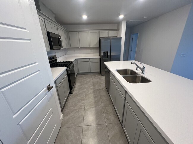 Foto del edificio - ELEGANT 2BED, 2BATH TOWNHOME!