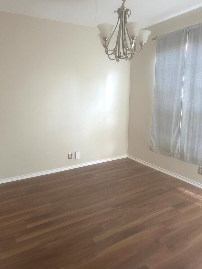 Foto del edificio - ZERO APPLICATION FEE FOR THIS LOVELY NORTHERN HILLS HOME!