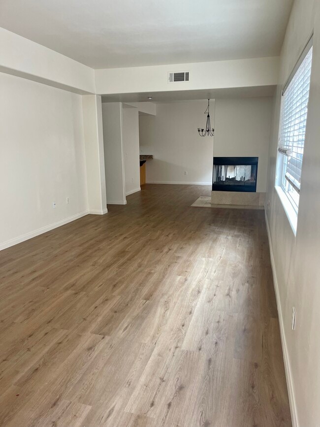 Building Photo - 3953 Riviera Dr