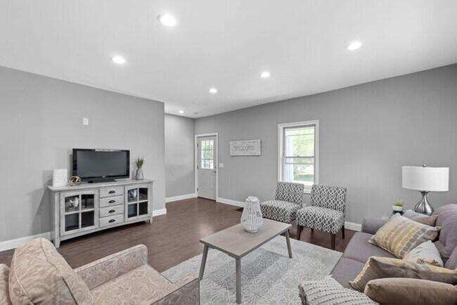 Building Photo - MOVE IN READY! Rare opportunity to rent in...