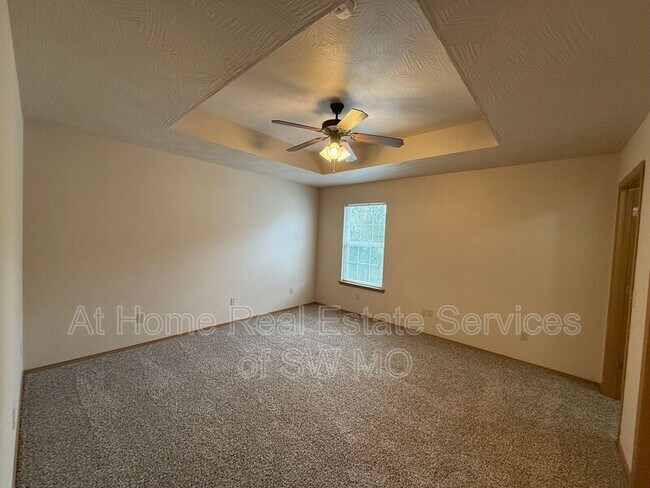 Building Photo - 1526 E Kerr