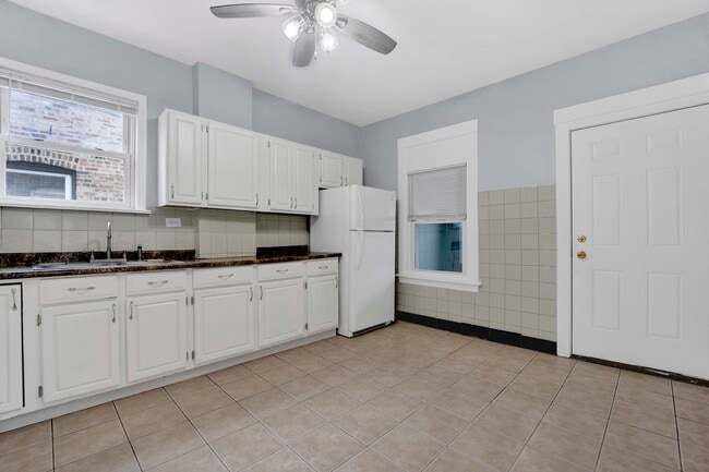 Building Photo - 5015 W Montrose Ave