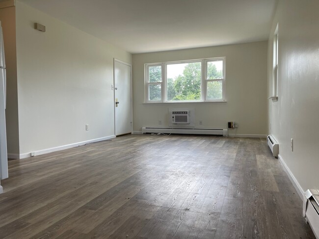 Living room - 2 Aston Ct