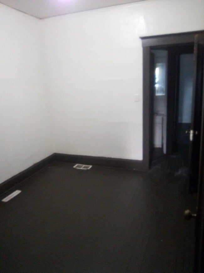 Building Photo - Get $300 off your first month’s rent– Ready for Move-In!