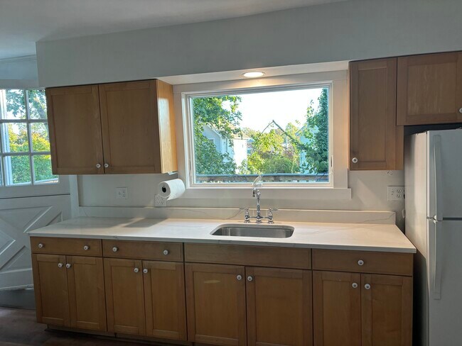 New quartz countertop, stainlesss sink and fawcett - 47 Trumbull Ave