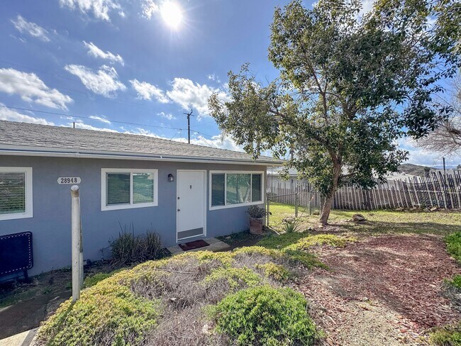 Foto del edificio - CUTE CONDO IN A DUPLEX W/ LARGE BACKYARD AVAILABLE FOR RENT!