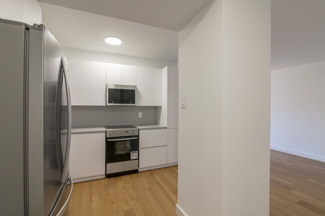 Building Photo - 3555 ch. de la côte-des-neiges