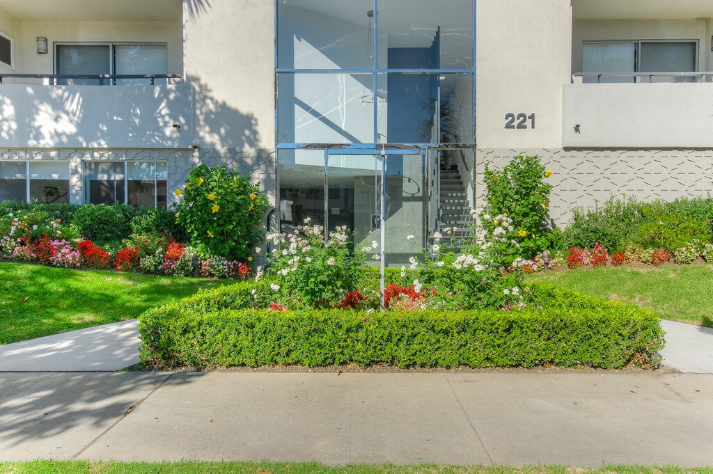 Foto principal - 221 S Doheny Dr