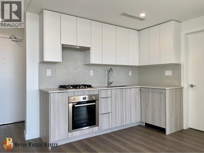 Building Photo - 901 Lougheed Hwy.