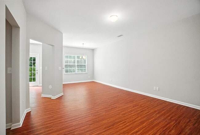 Building Photo - 4020 Queensbridge Rd