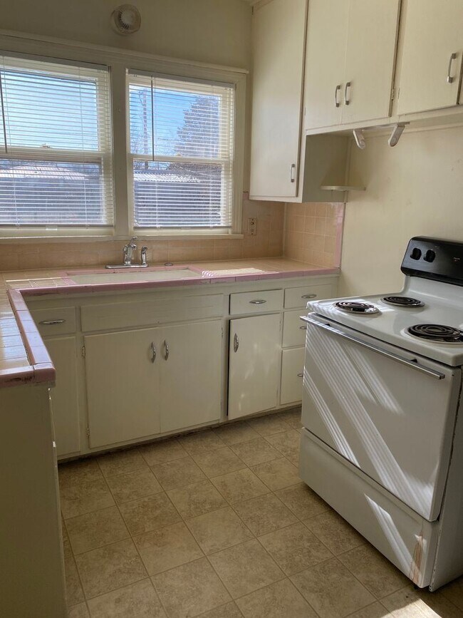 Building Photo - 3 br, 1 bath House - 1202 W Deming