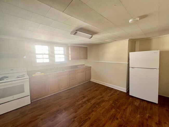 Building Photo - 3 bedroom, one bath in Burlington