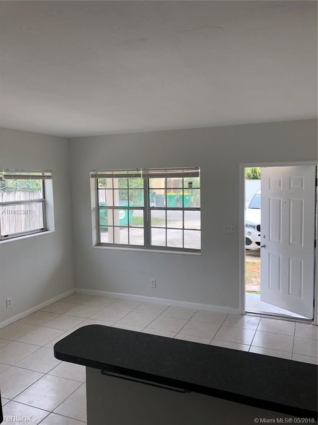 Building Photo - 2 br, 2 bath  - 1200 NE 16th Ave