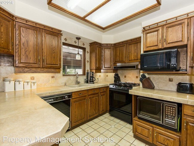Foto del edificio - 4 br, 3 bath House - 10043 NE Campaign Street