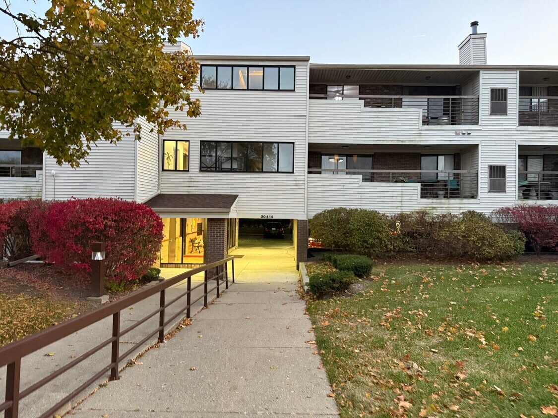 Foto principal - 30414 Orchard Lake Rd