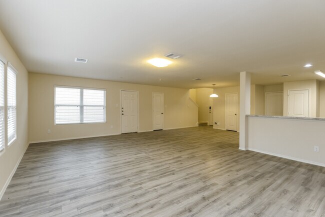 Foto del edificio - 5121 Lost Oak Dr