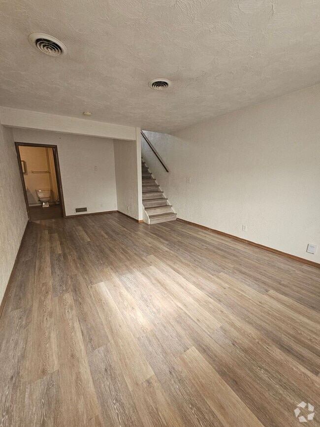 Building Photo - 754 W 61st St