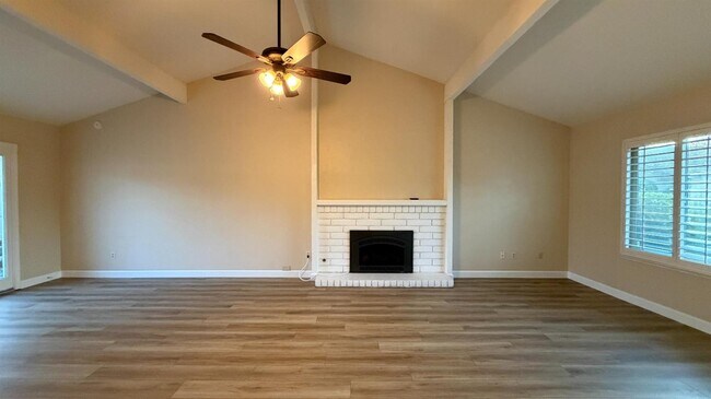 Foto del edificio - 1780 W Santa Ana Ave