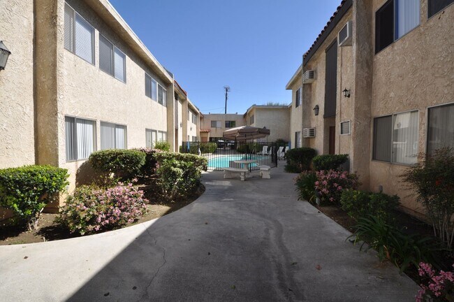 Foto del edificio - 24411 Newhall Ave