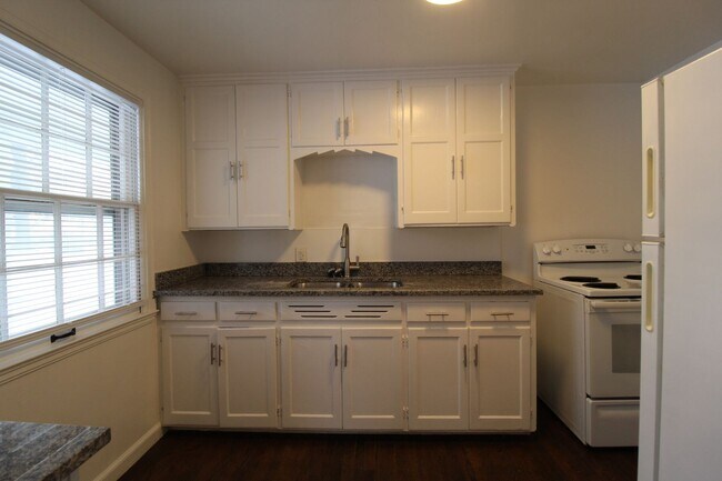 Foto del edificio - January FREE On This 1 Bedroom 1 Bath Duplex in Navy Hill Area in Olathe