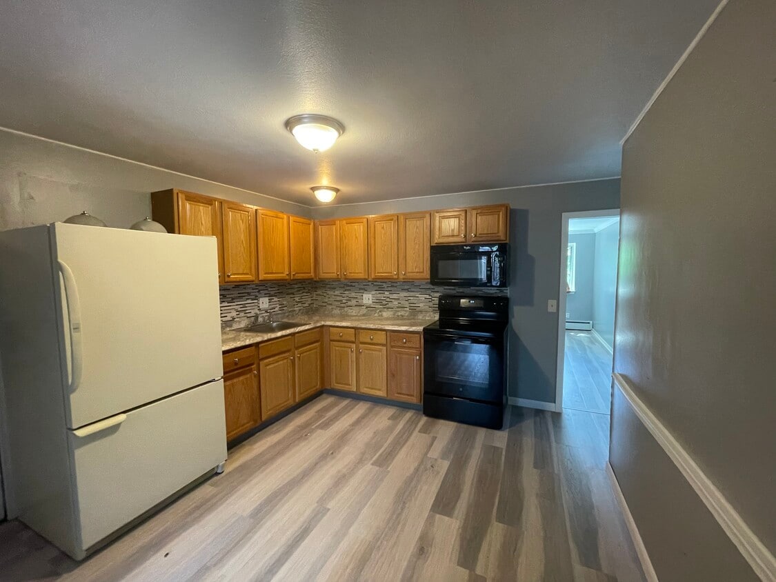 1052 Burnside Ave Unit c1, East Hartford, CT 06108 Condo for Rent in