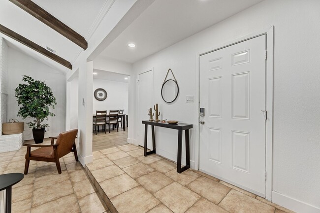 Foto del edificio - READY FOR MOVE IN NOW!