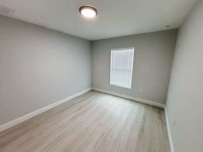 Foto del edificio - 13257 Blytheville Ave