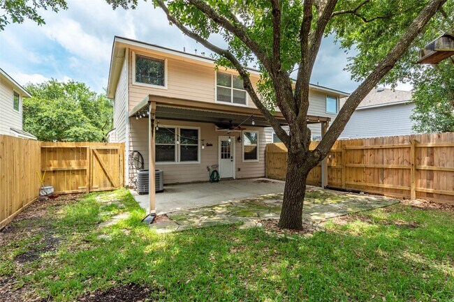 Foto del edificio - 336 Capella Oaks Ln