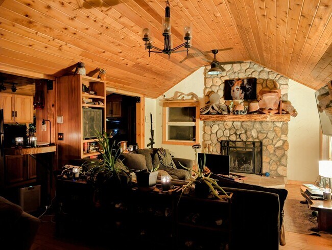Foto del edificio - 10313 Poudre Canyon Rd