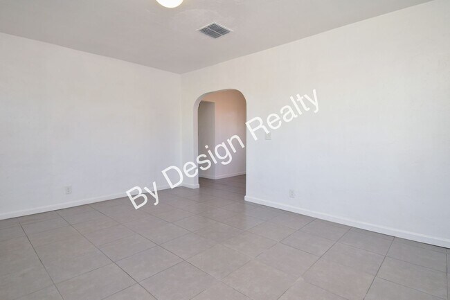 Foto del edificio - Modern Duplex with Huge Fenced Yard Near Downtown Tucson