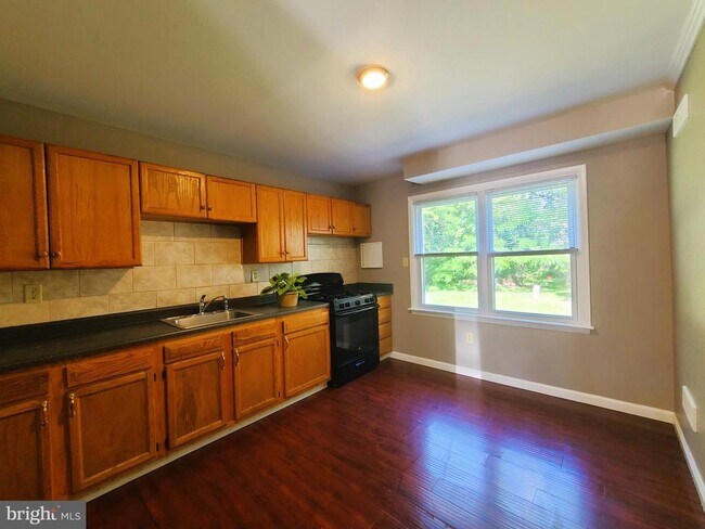 Foto del edificio - 8401 Pioneer Dr